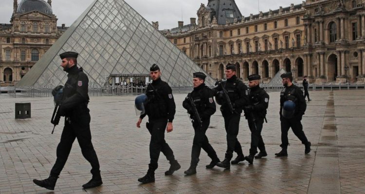 AP-louvre-attack-3-jt-170203_12x5_1600