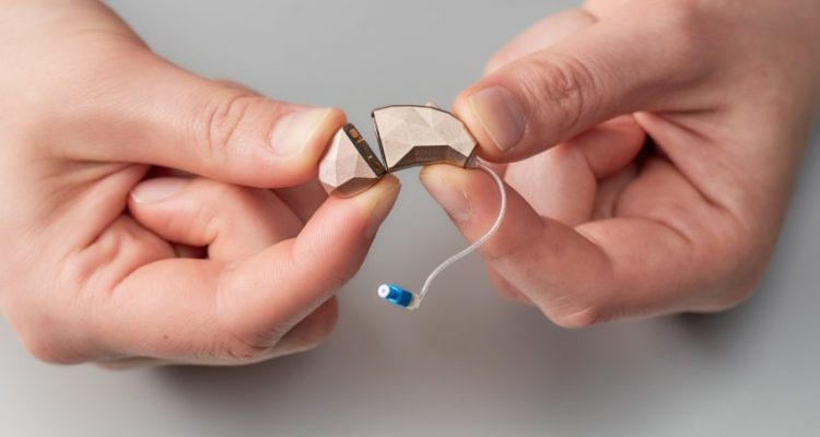 facett-hearing-aid_dezeen_hero1-852x479